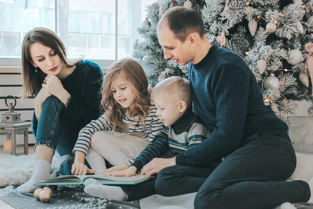 Krátkodobá půjčka na ruku – nebankovní půjčky dokážou potěšit celou rodinu zvláště před Vánoci